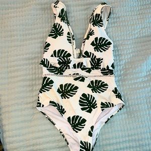 Cupshe swimsuit - size medium